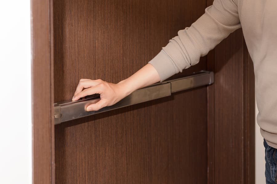 locking and unlocking your push bar door